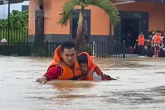 Mưa lớn gây ngập sâu ở Bảo Lộc, 16 người mắc kẹt giữa biển nước