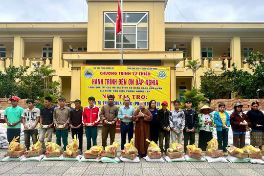Ấm tình Việt - Lào trong “Hành trình Đền ơn đáp nghĩa” nơi biên giới