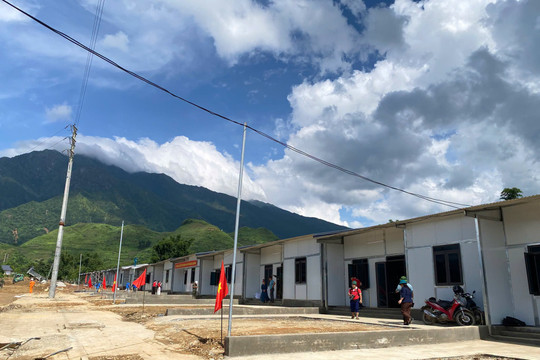 Bàn giao 7 căn nhà tái định cư đầu tiên cho người dân vùng lũ Mường Than