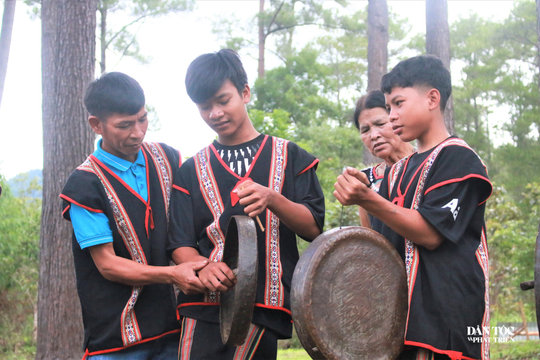 Truyền dạy cồng chiêng, múa xoang cho thanh thiếu niên người Ba Na
