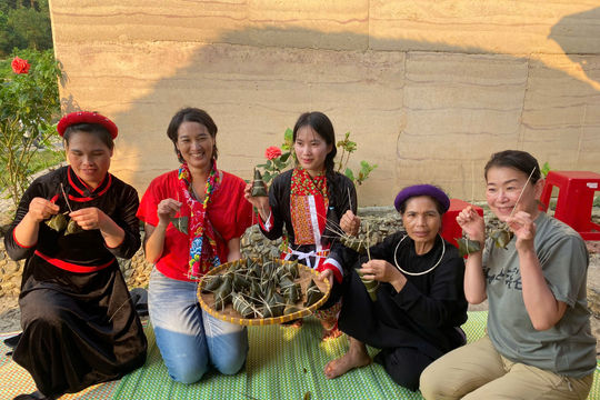Không cần dựng cảnh, bản làng vẫn níu chân du khách