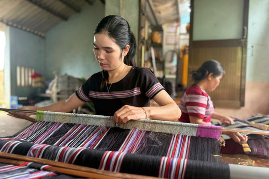 Hơn 200 người giữ nghề dệt thổ cẩm, Làng Teng nuôi giấc mơ vươn xa