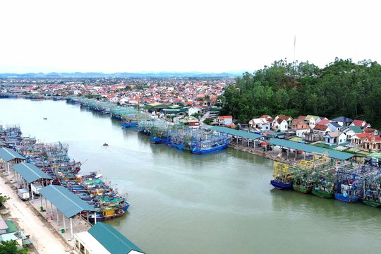 Dừng xả rác xuống biển, 20 tàu cá Nghệ An mang rác thải về bờ