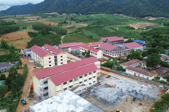 Quảng Ngãi yêu cầu thi công “3 ca, 4 kíp” tại 4 trường vùng biên