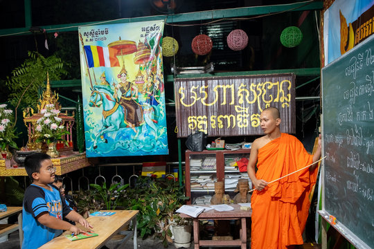 Lớp học tiếng Khmer miễn phí giữa TPHCM: Vẫn dạy dù chỉ có một học sinh