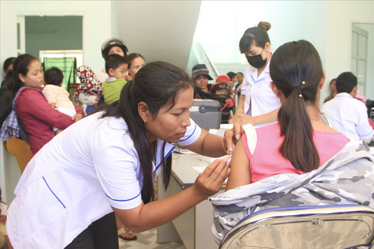 Quảng Trị dành 25 tỷ đồng mỗi năm để hỗ trợ nhân viên y tế và cô đỡ thôn, bản