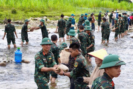 1.200 ngày công đắp kè đá giữ đất bên dòng Nậm Giải