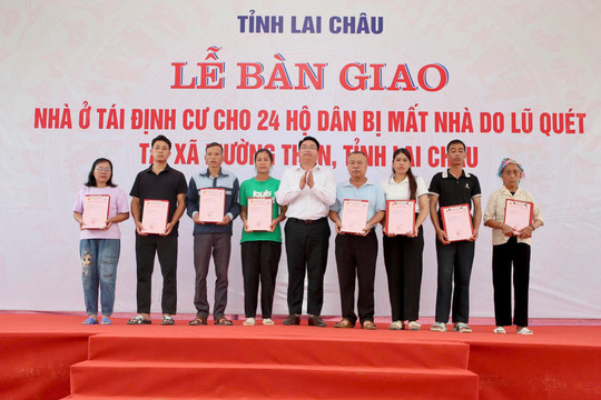 Bàn giao toàn bộ 24 căn nhà cho người dân vùng lũ Mường Than