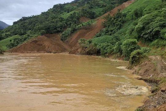Tìm kiếm, xác minh thông tin 1 người nghi mất tích do sạt lở đất ở xã Chế Tạo