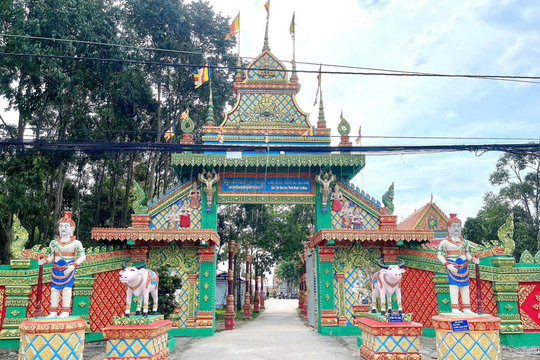 "Ngọn lửa" nơi mái chùa Cao Dân