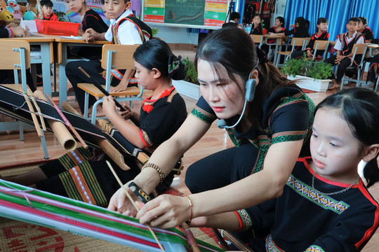 Lồng ghép bảo tồn văn hóa truyền thống vào hoạt động dạy và học