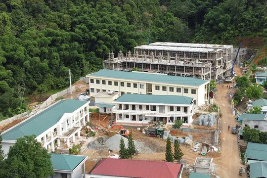 Trường vùng biên "chạy đua" đón năm học mới