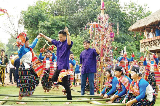 Lễ Chá Mùn: "Không ghi thì sẽ mất"