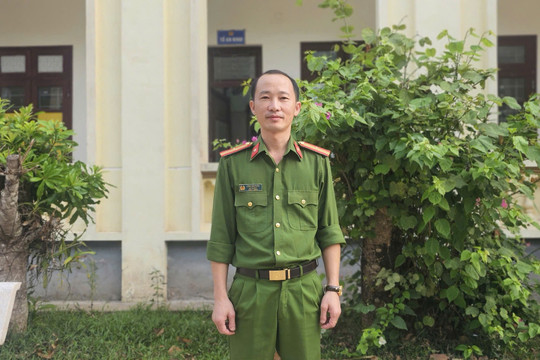 Trưởng công an xã nói tiếng Mông, đánh nhau với 'ma rừng' bằng 'vũ khí' đặc biệt