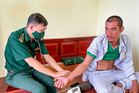 Bộ đội Biên phòng TP. Cần Thơ tiếp nhận ngư dân gặp nạn trên biển