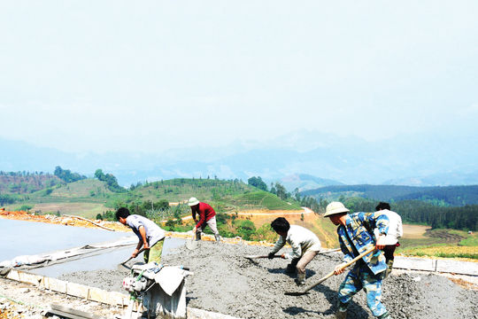 Thông “huyết mạch” để phát triển vùng khó