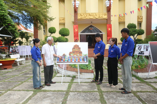 Người có uy tín trở thành ‘nhịp cầu’ đưa pháp luật vào cuộc sống