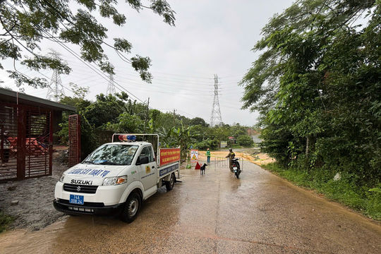 Mưa lớn gây chia cắt miền núi Quảng Trị, phát hiện 2 vết nứt tại cầu trên tỉnh lộ