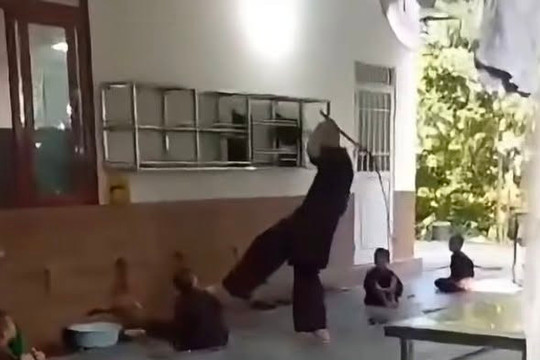 Điều tra vụ người đàn ông mặc áo nâu cầm roi đánh trẻ tại chùa Bầu
