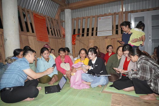 Bình dân học vụ số: Khi tri thức số đến từng bản làng, phum sóc