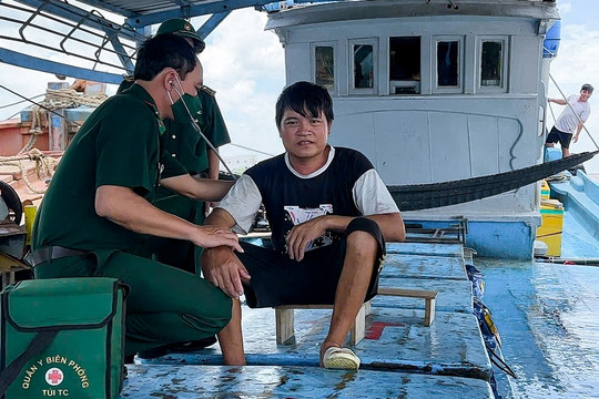 Bộ đội Biên phòng Cần Thơ cứu 5 ngư dân gặp nạn trên biển