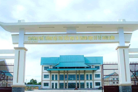 Đường đến trường gần 20 km, 27 học sinh Buôn Đôn xin học tại buôn