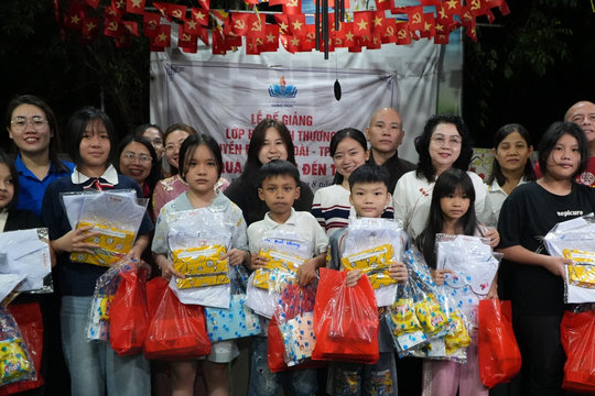 Để trẻ không lỡ ngày tựu trường: Những chiếc áo trắng từ lớp học bên cửa Phật
