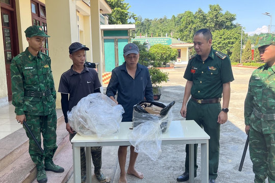 Thả hàng xuống sông, thuê người vớt vào bờ: Thủ đoạn tuồn thực phẩm qua biên giới ở Lào Cai