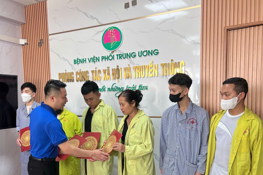 Đoàn Thanh niên Bộ Dân tộc và Tôn giáo trao quà tại Bệnh viện Phổi Trung ương