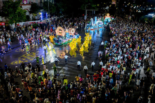Đội mưa xem Carnival Nghệ An: Hàng nghìn người “cháy” cùng đêm hội đường phố rực rỡ