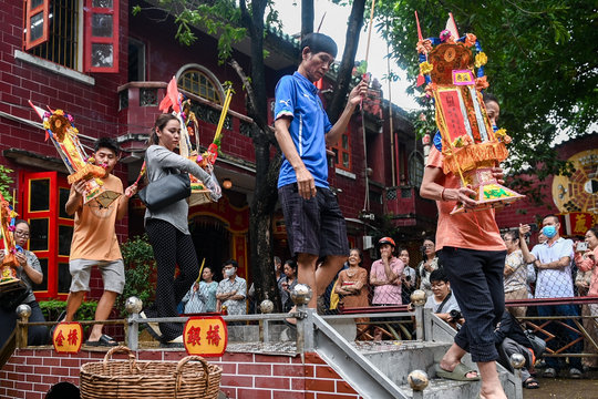 Người dân ôm bài vị người thân làm lễ Xá tội vong nhân ở TP.HCM