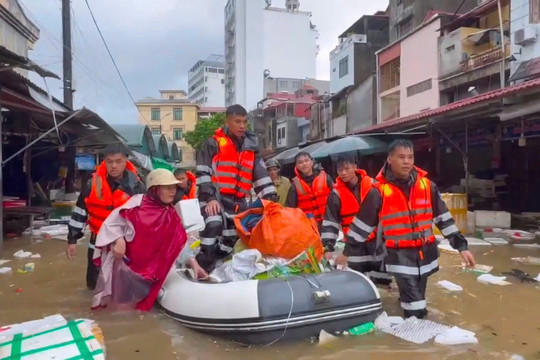 Lạng Sơn: Chợ Giếng Vuông ngập sâu, hàng trăm người chung sức cứu hàng