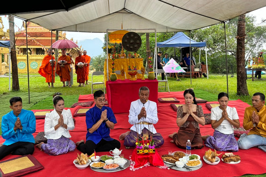 Người Khmer Cần Thơ mang lễ hội Cúng Dừa về Thủ đô