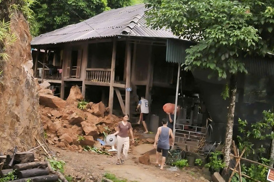Mưa lớn, Thanh Hóa sơ tán hơn 800 người dân khỏi vùng sạt lở