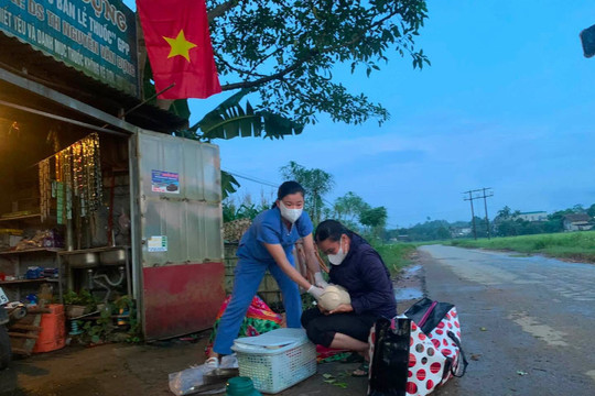 Nữ hộ sinh đỡ đẻ cho sản phụ ngay ven Quốc lộ 279