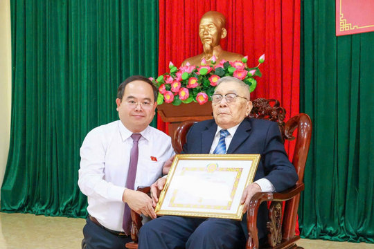 80 năm tuổi Đảng, cụ ông 99 tuổi hồi ức ngày đi treo cờ độc lập đầu tiên