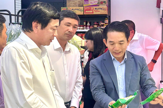 Bí thư xã đi tìm thực phẩm sạch cho học sinh trường nội trú liên cấp
