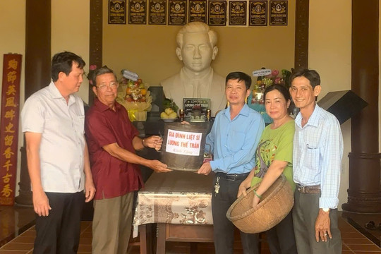 “Cái táo” đong lúa từ tủ thờ gia đình liệt sĩ đến Bảo tàng Lúa nước Cà Mau