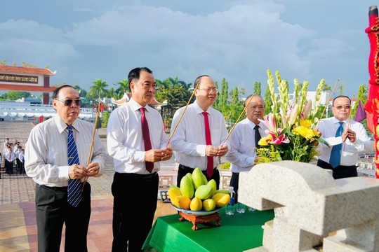 Lãnh đạo Cà Mau dâng hương tri ân Bác Hồ và các Anh hùng liệt sĩ