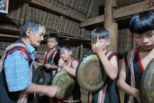 [Video] Đêm Kon Bỉ vang vọng tiếng cồng chiêng