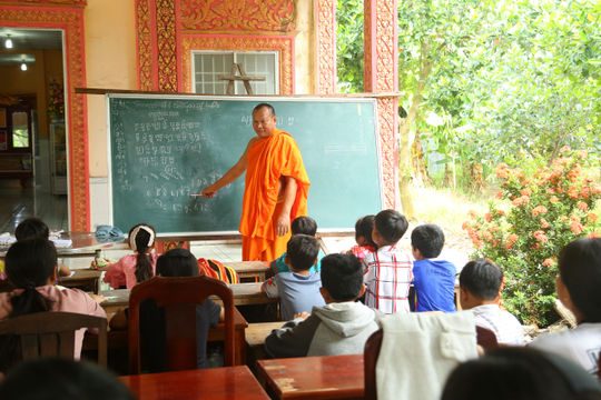 Nhà sư Khmer hơn 13 năm dạy chữ, truyền nghề cho trẻ em trong phum sóc