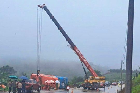 Gia Lai: Lật xe khách, nhiều người thương vong