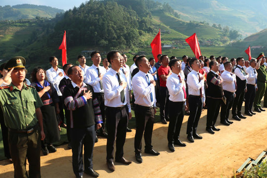 Tự hào từ miền danh thắng: Chào cờ giữa mùa vàng Mù Cang Chải