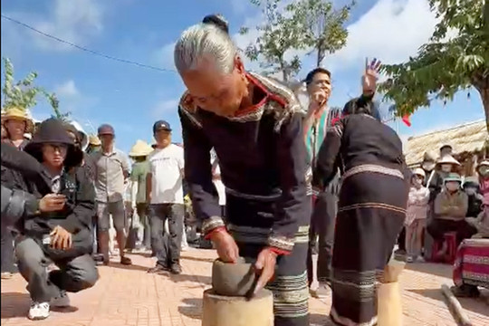 [Short video] Độc đáo cách làm gốm không bàn xoay của người Mnông