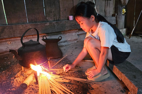 Điểm tựa mới của cô học trò người Thái mất cha từ năm 2 tuổi