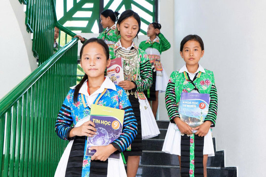 Từ bản xa đến ngôi trường nội trú mới