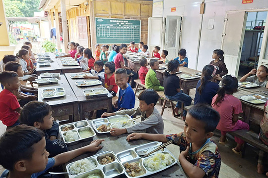 Bữa cơm đầu tiên của gần 400 học sinh trường nội trú liên cấp Bắc Lý