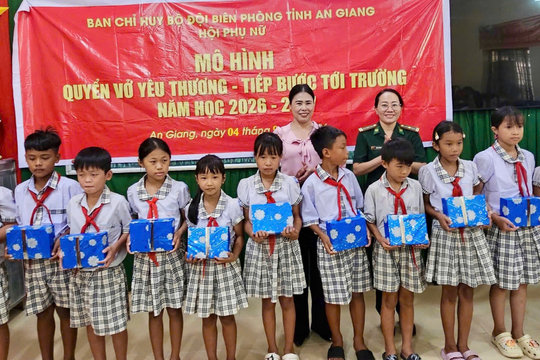 Phụ nữ Biên phòng An Giang trao quà cho học sinh nghèo vùng biên giới