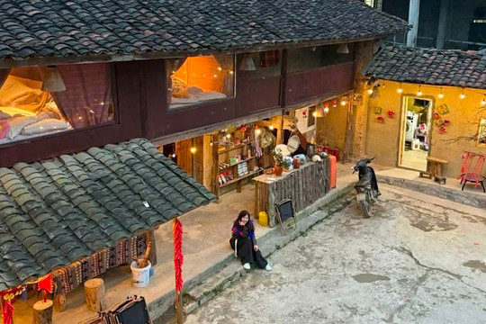 Đóng cửa hàng ở Hà Nội, cô gái chi tiền tỷ lên núi cải tạo nhà cổ thành Homestay