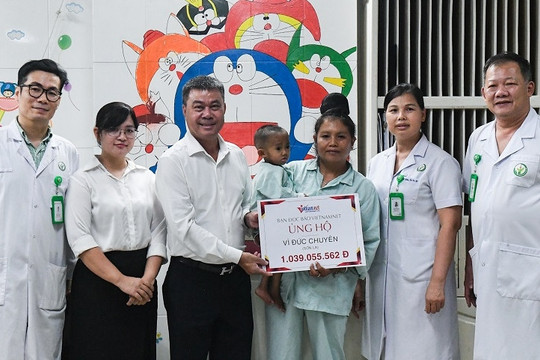 Báo VietNamNet trao hơn 1,6 tỷ đồng tới bé Vì Đức Chuyên, cô giáo Hoàng Thị Hiền